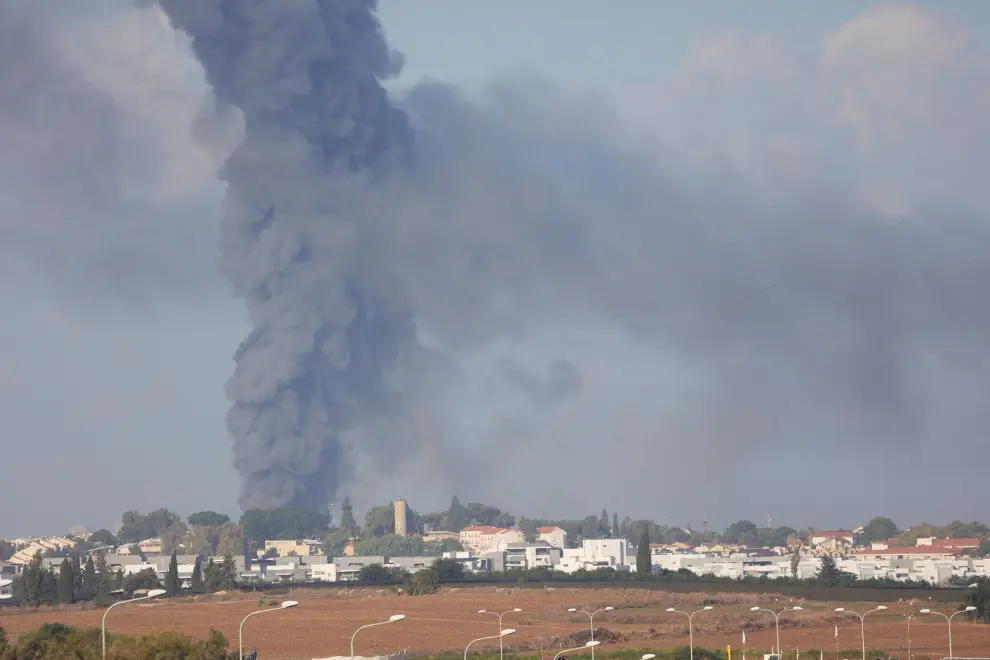 Palestinians flee their homes fearing Israeli strikes after gunmen infiltrated areas of southern Israel and rocket barrages were launched towards Israel from Gaza, in the southern Gaza Strip October 7, 2023. REUTERS/Bassam Masoud ISRAEL-PALESTINIANS/