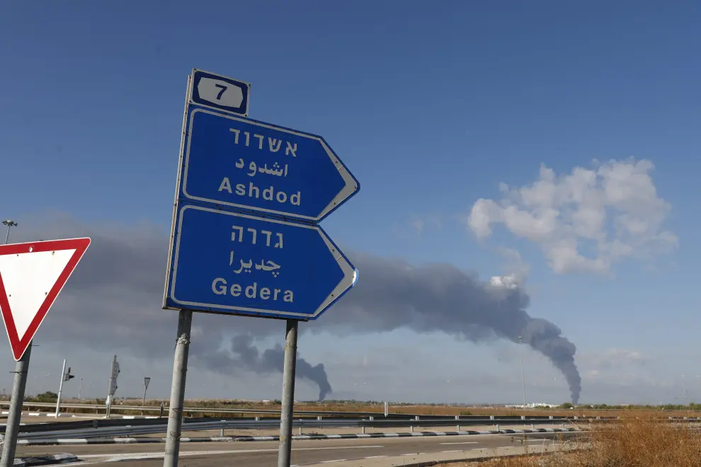 Gedera (Israel), 07/10/2023.- Smoke rising after over the Israeli city of Ashdod following rocket launches from Gaza, 07 October 2023. Rocket barrages were launched from the Gaza Strip early Saturday in a surprise attack claimed by the Islamist movement Hamas. EFE/EPA/ATEF SAFADI
 MIDEAST ISRAEL GAZA CONFLICT