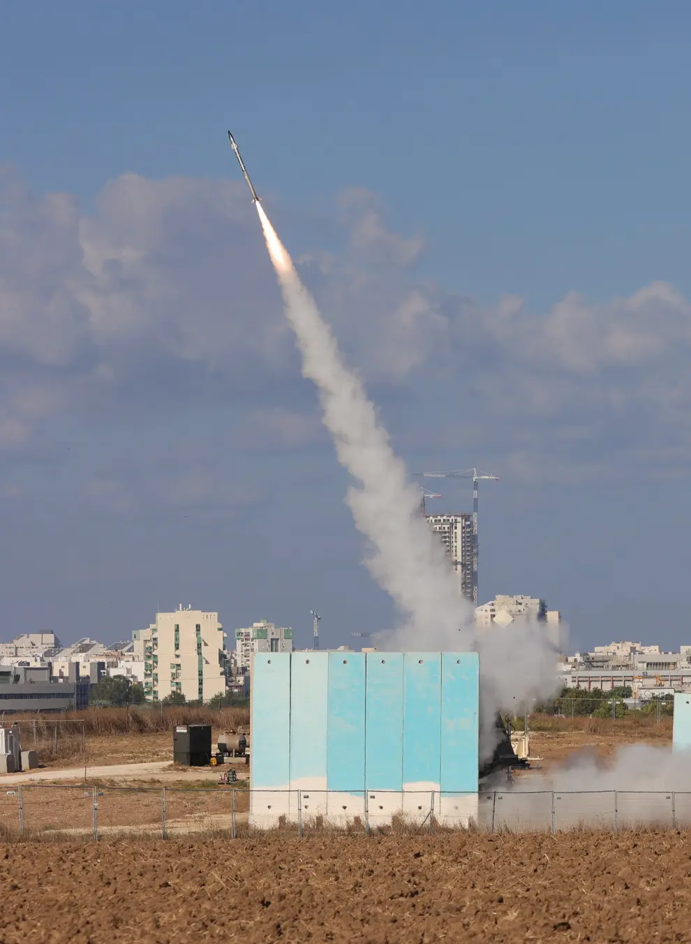 Ashdod (Israel), 07/10/2023.- An Iron Dome counter attack in Ashdod following rocket launches from Gaza, 07 October 2023. Rocket barrages were launched from the Gaza Strip early Saturday in a surprise attack claimed by the Islamist movement Hamas. EFE/EPA/ABIR SULTAN
 MIDEAST ISRAEL GAZA CONFLICT