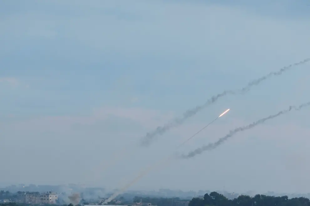 Rockets are fired by Palestinian militants into Israel, in Gaza October 7, 2023. REUTERS/Ibraheem Abu Mustafa ISRAEL-PALESTINIANS/GAZA