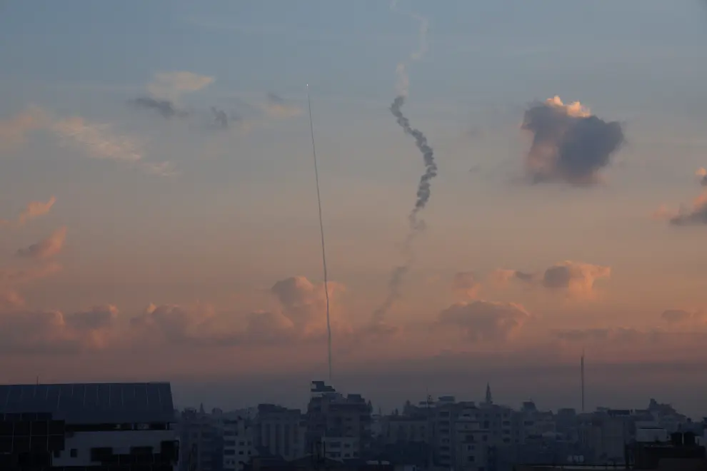 Rockets are fired into Israel, in Gaza October 7, 2023. REUTERS/Ibraheem Abu Mustafa ISRAEL-PALESTINIANS/GAZA