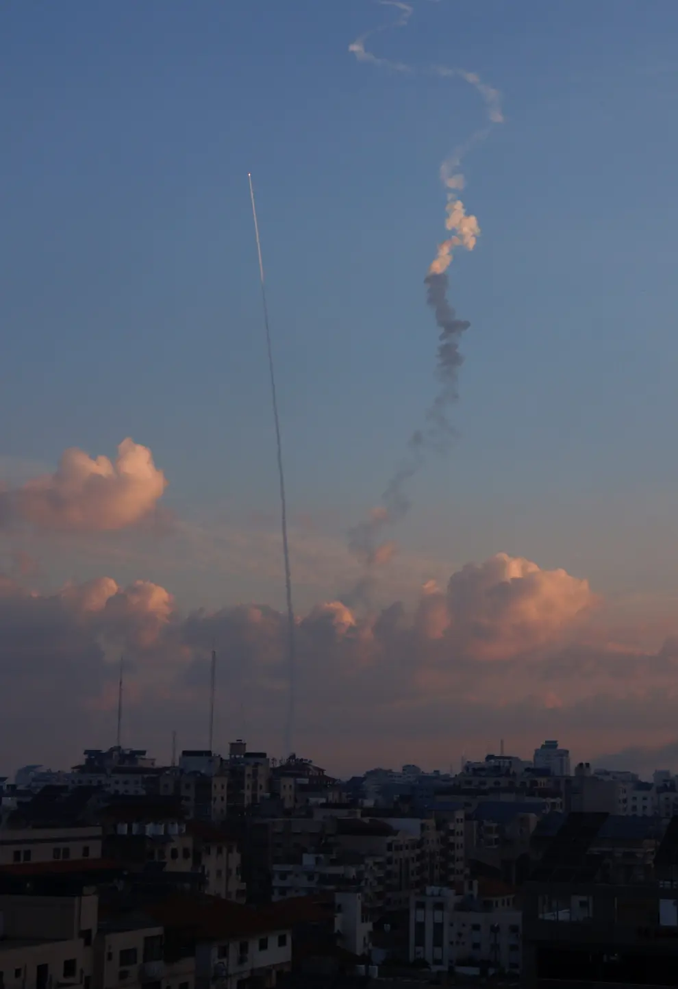Rockets are fired into Israel, in Gaza October 7, 2023. REUTERS/Mohammed Salem ISRAEL-PALESTINIANS/GAZA