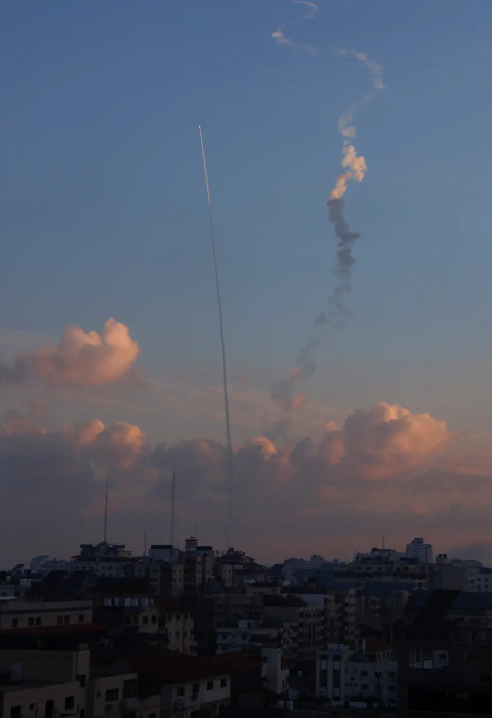 Rockets are fired into Israel, in Gaza October 7, 2023. REUTERS/Mohammed Salem ISRAEL-PALESTINIANS/GAZA