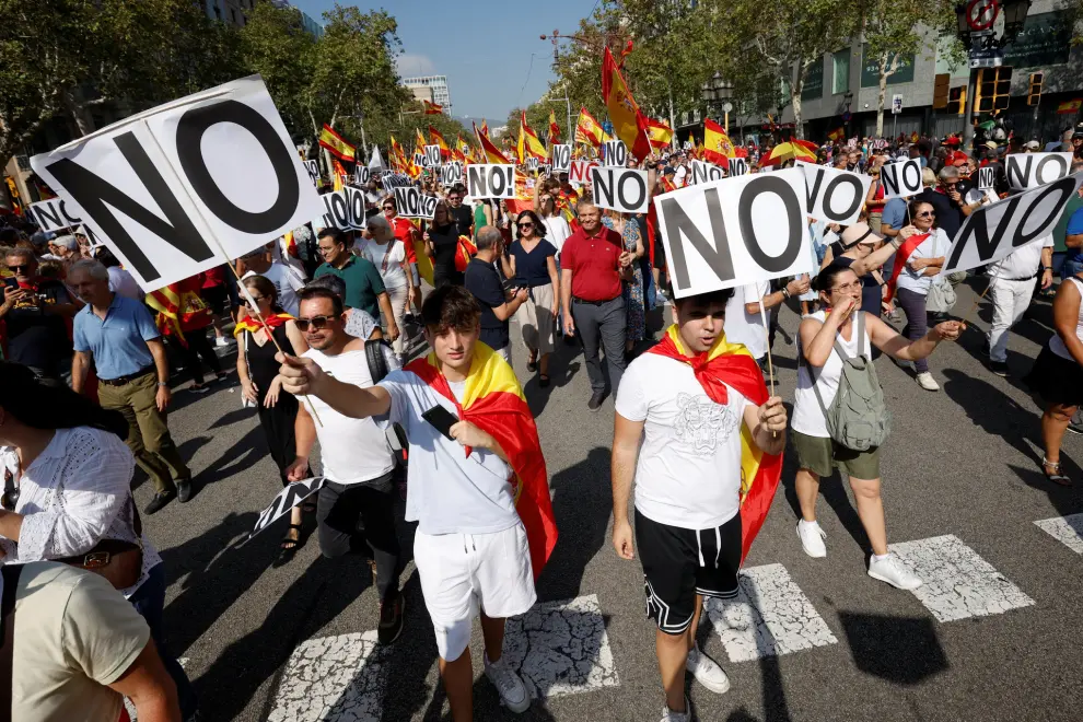 Unionist supporters protest against amnesty of separatist leaders and activists involved in the 2017 failed independence drive at Passeig de Gracia in Barcelona, Spain, October 8, 2023. REUTERS/ Albert Gea