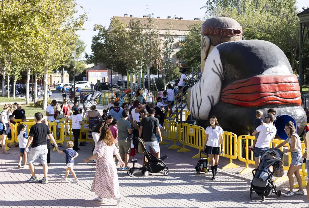 Fiestas del Pilar 2023: Tragachicos en el barrio de Casablanca en Zaragoza