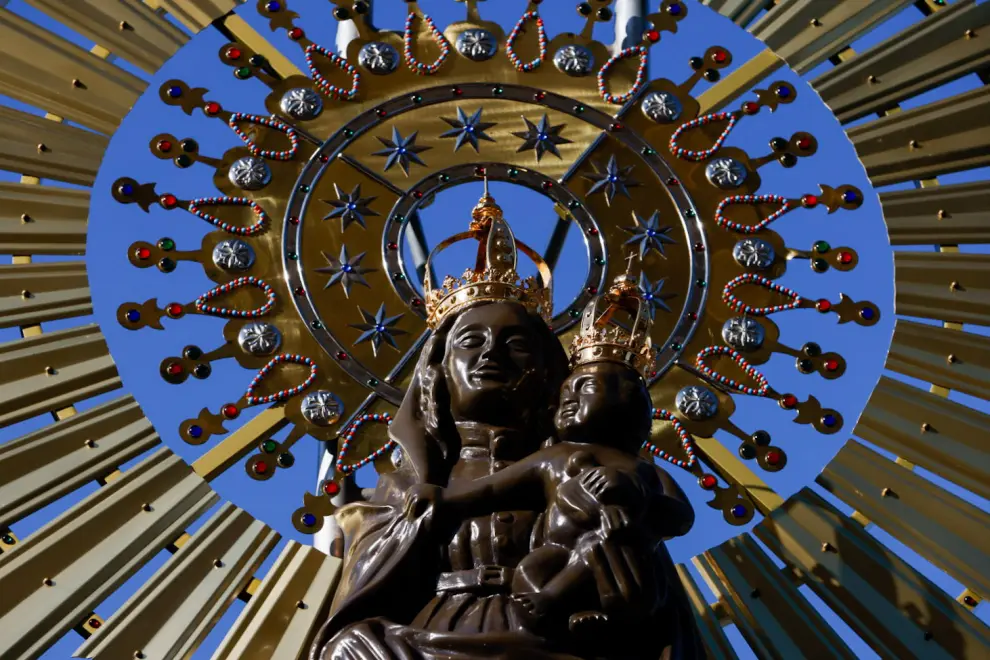 Este miércoles se ha procedido al anclaje de la Virgen del Pilar en su estructura, listo para la ofrenda del 12 de octubre.