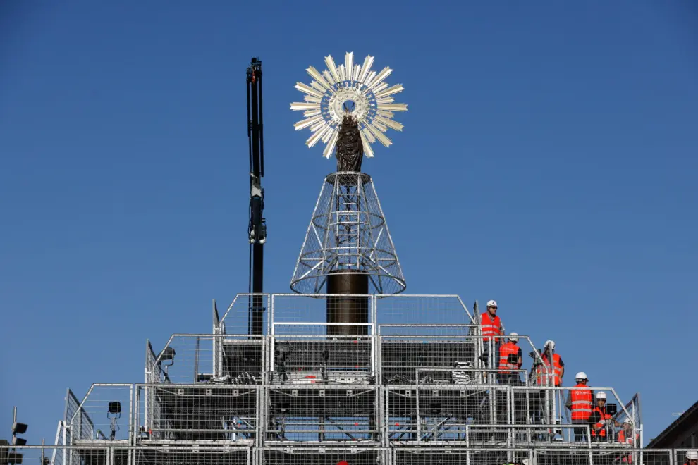 Este miércoles se ha procedido al anclaje de la Virgen del Pilar en su estructura, listo para la ofrenda del 12 de octubre.