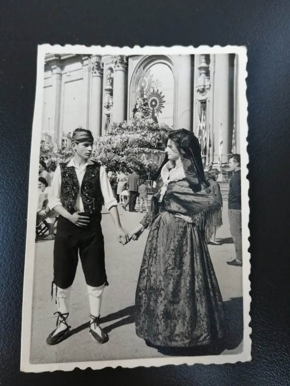 Fotos del álbum familiar de la ofrenda de flores de los Giménez Franco.
