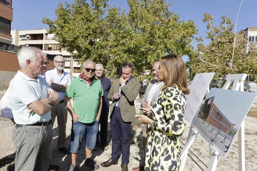 La alcaldesa de Zaragoza visita con vecinos de Las Delicias el solar donde se levantará el Centro Cívico Hispanidad.