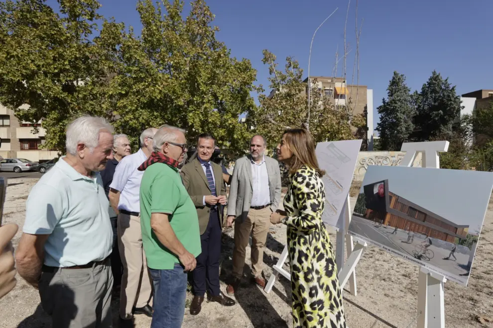 La alcaldesa de Zaragoza visita con vecinos de Las Delicias el solar donde se levantará el Centro Cívico Hispanidad.