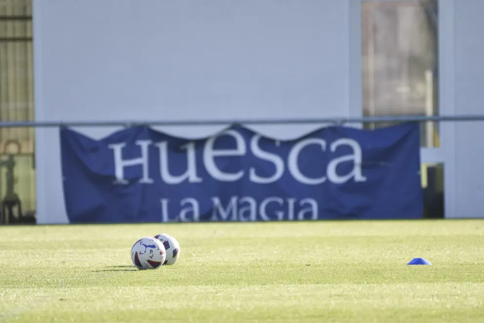 El nuevo técnico ha dirigido a sus futbolistas en la Base Aragonesa de Fútbol.