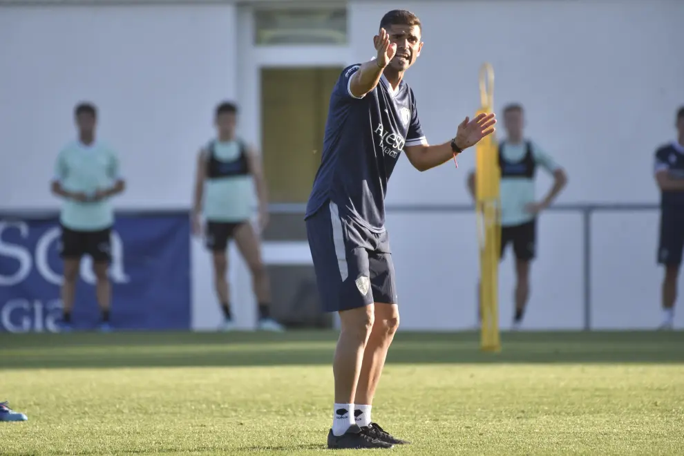 El nuevo técnico ha dirigido a sus futbolistas en la Base Aragonesa de Fútbol.