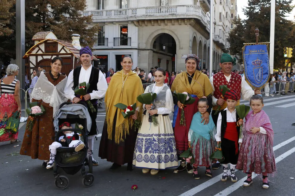 Maricarmen Molias y su familia, de Hijar, entre los vestidos adecuadamente para la cita pilarista.