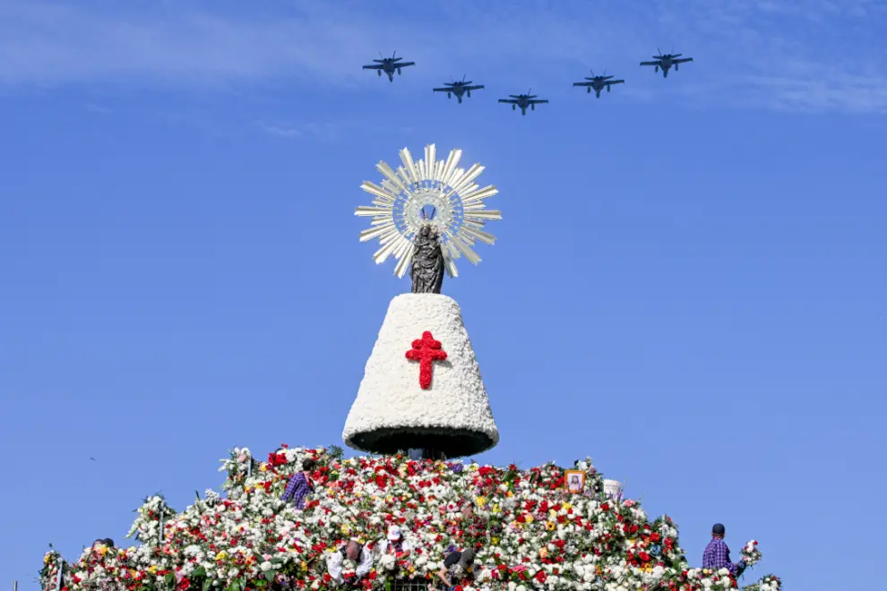 Cinco F18 sobrevuelan la Ofrenda de Flores a la Virgen.