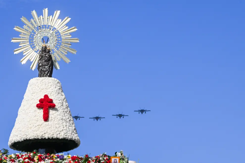Cinco F18 sobrevuelan la Ofrenda de Flores a la Virgen.