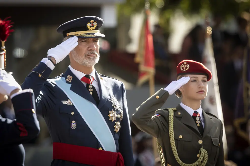Foto del desfile del Día de la Fiesta Nacional con los reyes Felipe y Letizia, acompañados por la princesa Leonor