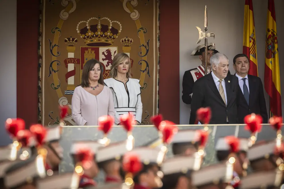 Foto del desfile del Día de la Fiesta Nacional con los reyes Felipe y Letizia, acompañados por la princesa Leonor