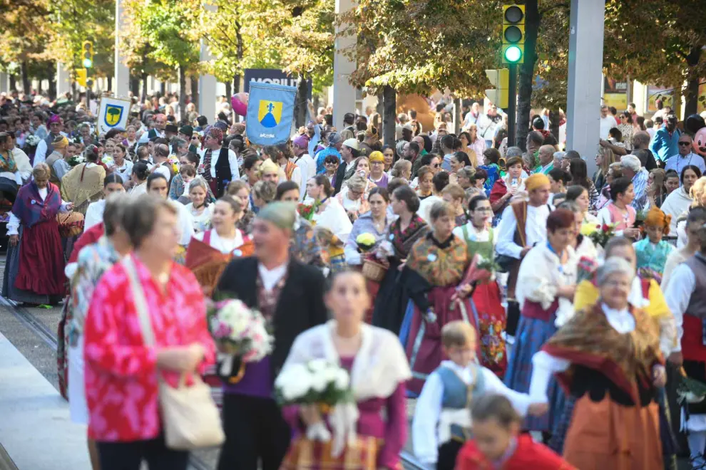 La Ofrenda de Flores 2023 a la Virgen del Pilar en Zaragoza, en fotos