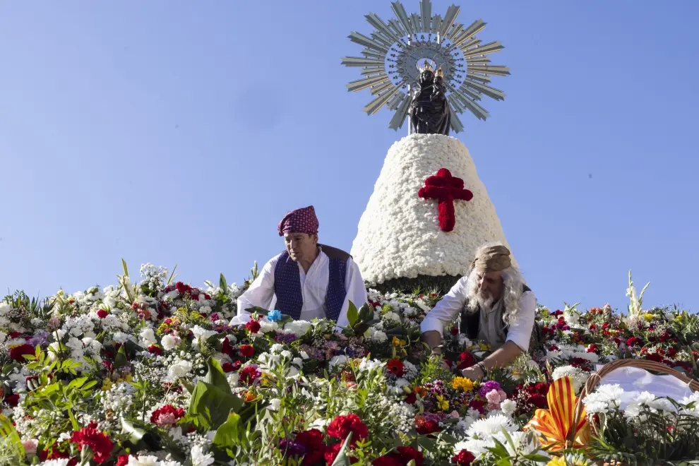 La Ofrenda de Flores 2023 a la Virgen del Pilar en Zaragoza, en fotos