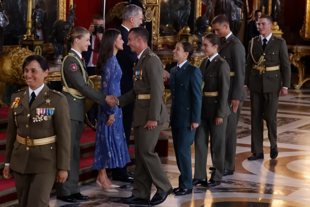 La princesa Leonor saluda sonriente a varios compañeros de la Academia General Militar en el Palacio Real