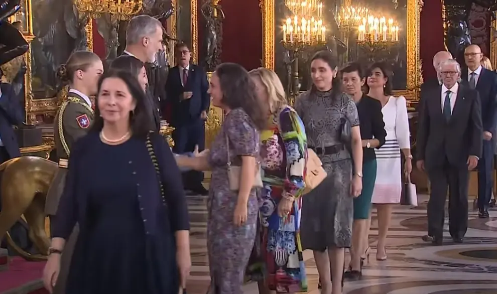 Paloma de Yarza López Madrazo, presidenta de HERALDO, y Fernando de Yarza Mompeón, vicepresidente, durante la recepción en el Palacio Real en el Día de la Fiesta Nacional.
