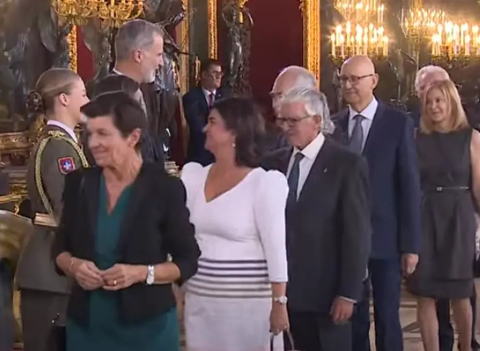Paloma de Yarza y Fernando de Yarza, presidenta y vicepresidente de Heraldo de Aragón, saludando a los Reyes y la Princesa