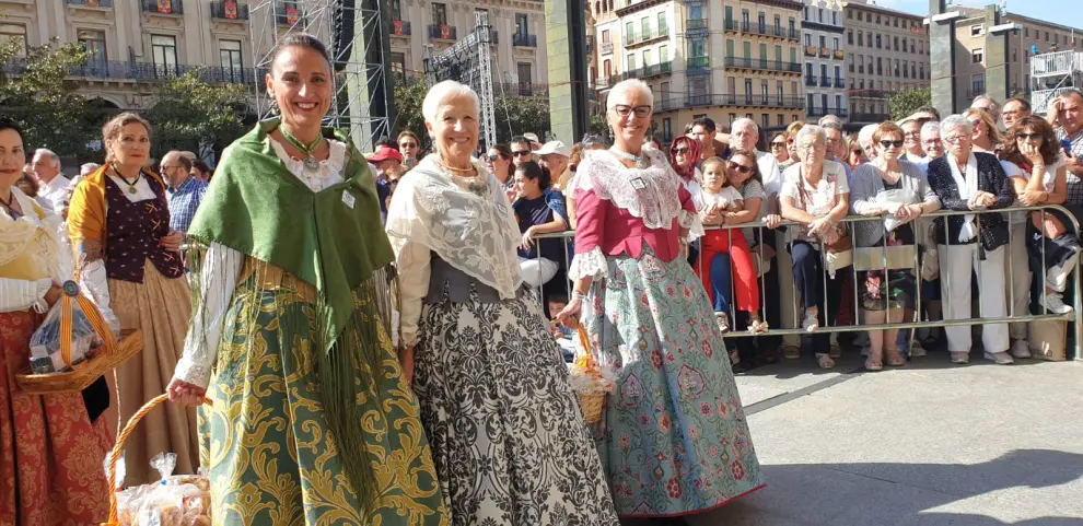Arancha García, Elisa Bruña y Carmen Jimeno, con el grupo de Teruel.