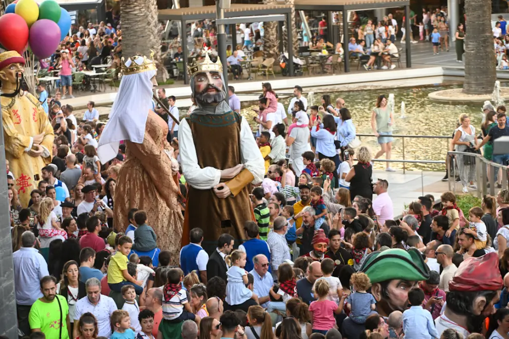 Comparsa de Gigantes y cabezudos Puerto Venecia Fiestas del Pilar 2023