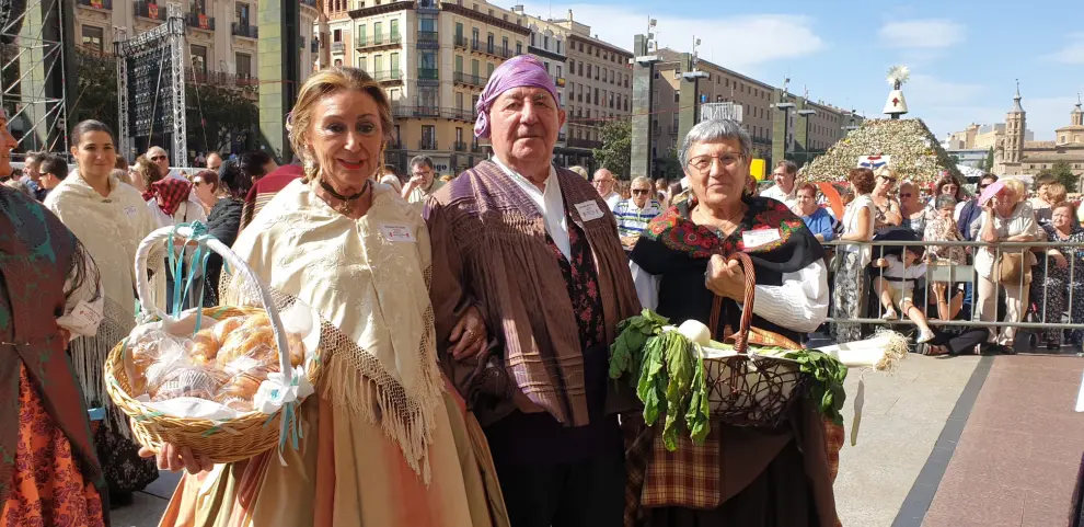 Rosario Lobero, Pedro Arellano y Maria Antonia Cruz, con el grupo de Costumbres Aragonesas