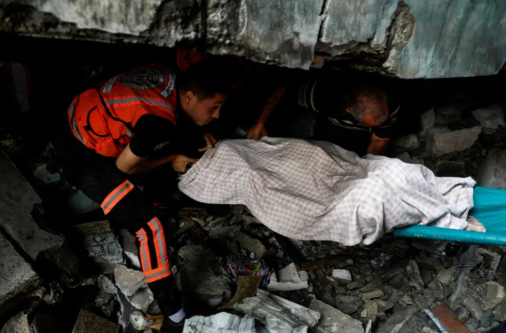 Palestinians search for casualties under the rubble in the aftermath of Israeli strikes, amid the ongoing conflict between Israel and the Palestinian Islamist group Hamas, in Khan Younis in the southern Gaza Strip, October 14, 2023. REUTERS/Mohammed Salem ISRAEL-PALESTINIANS/