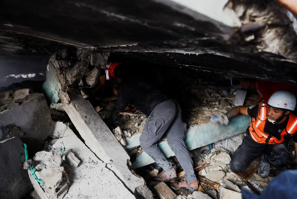 Palestinians search for casualties under the rubble in the aftermath of Israeli strikes, amid the ongoing conflict between Israel and the Palestinian Islamist group Hamas, in Khan Younis in the southern Gaza Strip, October 14, 2023. REUTERS/Mohammed Salem ISRAEL-PALESTINIANS/