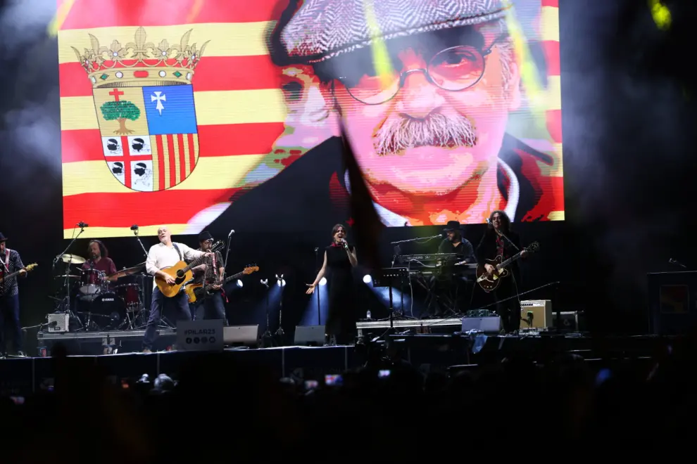 Gabriel Sopeña canta el 'Somos' en una plaza abarrotada de gente para despedir estas Fiestas del Pilar 2023.