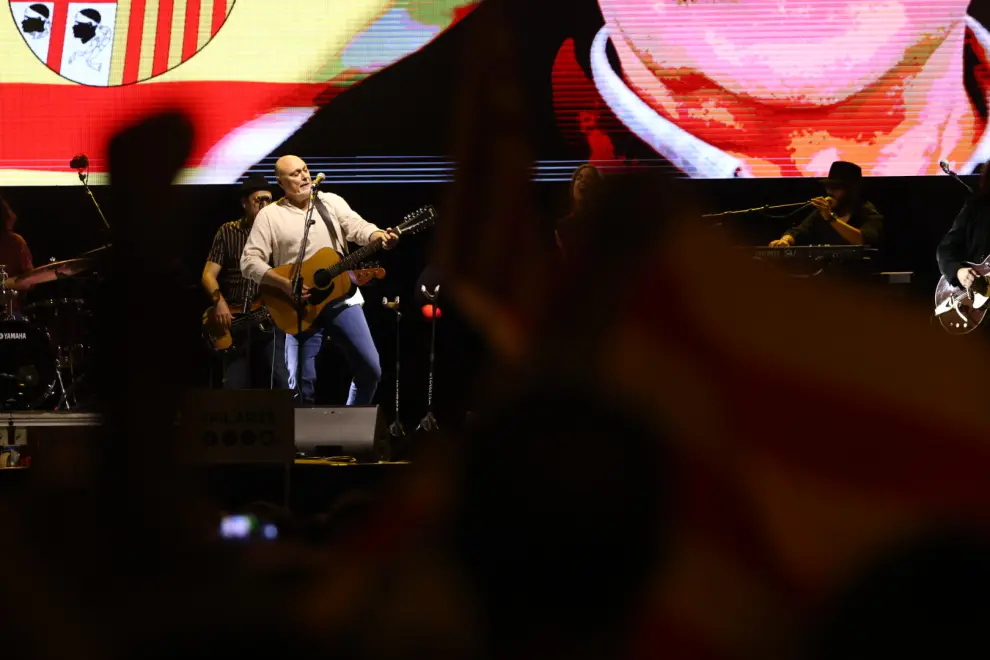 Gabriel Sopeña canta el 'Somos' en una plaza abarrotada de gente para despedir estas Fiestas del Pilar 2023.