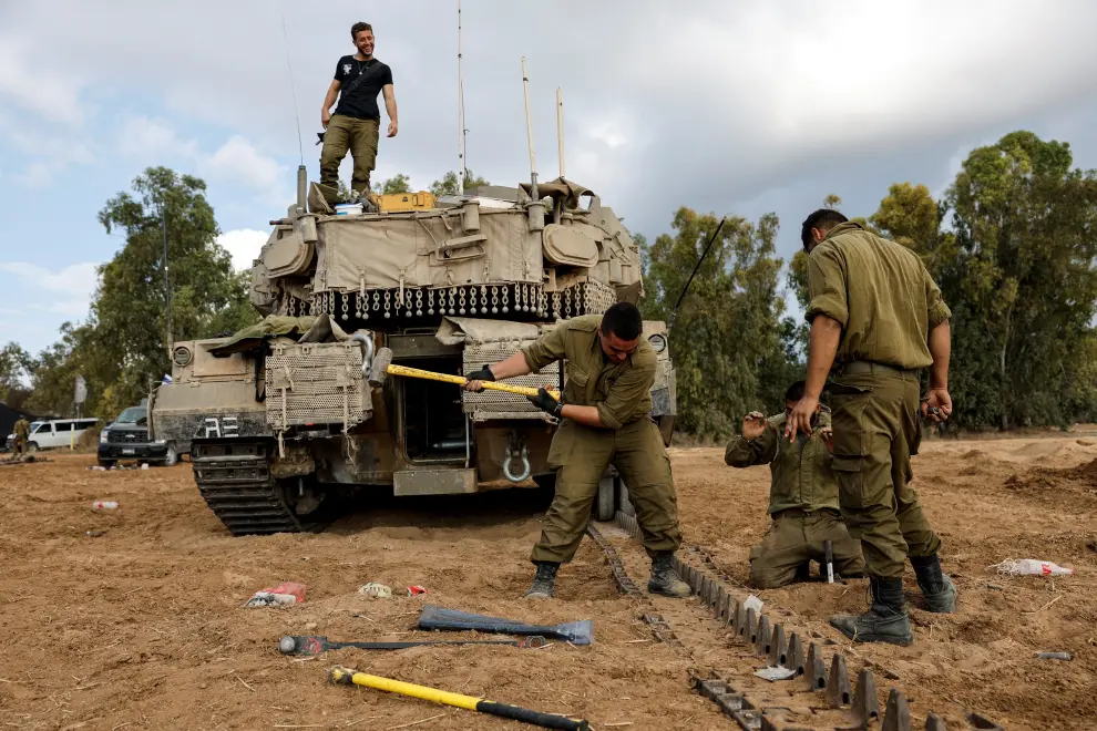 A formation of Israeli tanks is positioned near Israel's border with the Gaza Strip, in southern Israel October 15, 2023. REUTERS/Amir Cohen ISRAEL-PALESTINIANS/GAZA
