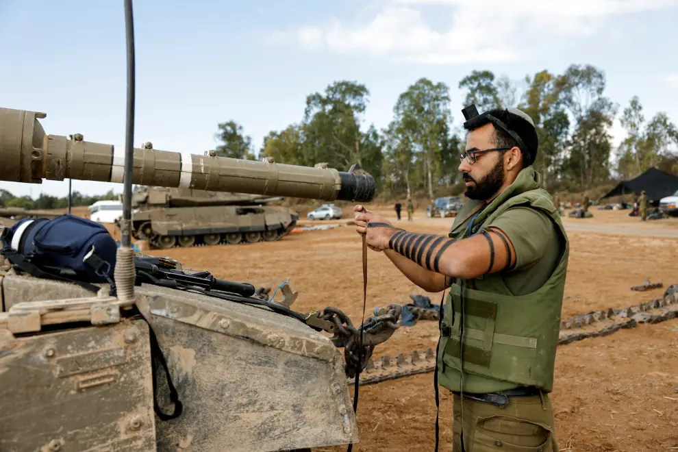 Israeli soldiers carry out maintenance on an Israeli tank near Israel's border with the Gaza Strip, in southern Israel October 15, 2023. REUTERS/Amir Cohen ISRAEL-PALESTINIANS/GAZA