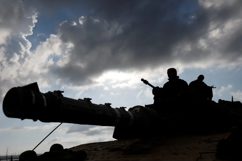 An Israeli soldier prays morning prayers by an Israeli tank near Israel's border with the Gaza Strip, in southern Israel October 15, 2023. REUTERS/Amir Cohen ISRAEL-PALESTINIANS/GAZA