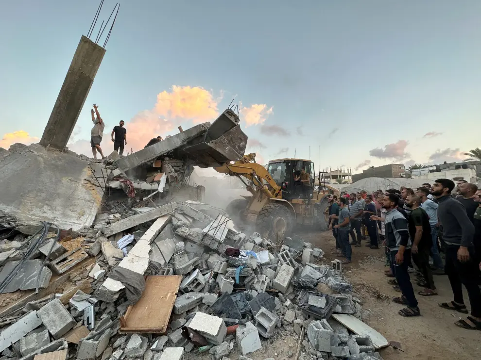Palestinians work to remove the debris as they search for casualties under the rubble of a house destroyed by Israeli strikes, in the central Gaza Strip  October 15, 2023. REUTERS/Mohammed Fayq Abu Mostafa ISRAEL-PALESTINIANS/