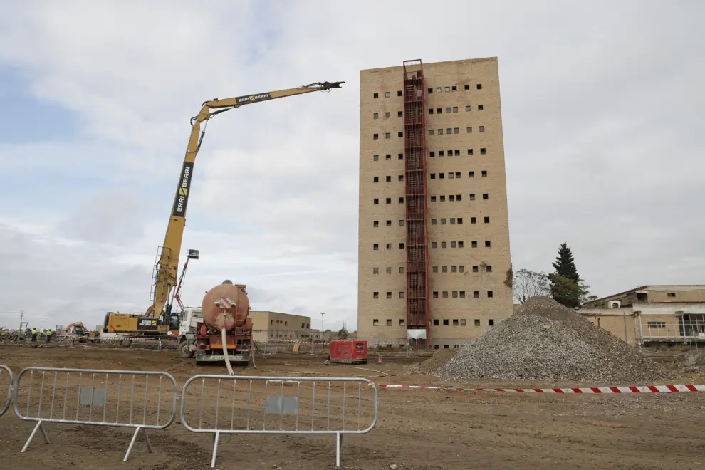 Comienza la demolición de la residencia de alumnas de la antigua Universidad Laboral de Zaragoza