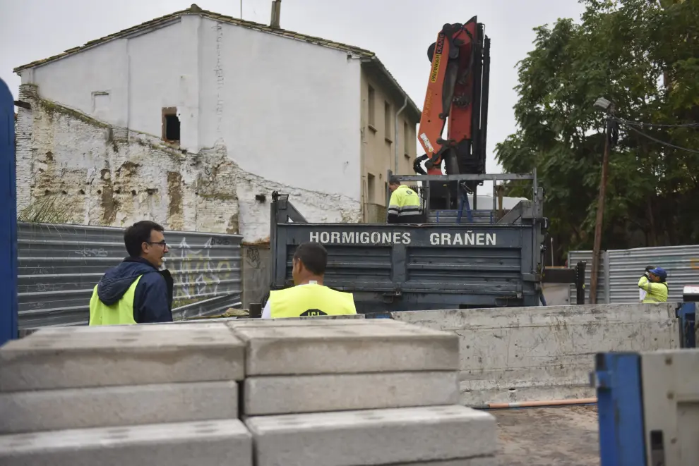 La empresa encargada del derribo de la casa de la plaza San Voto ha comenzado ha retirar materiales antes de la demolición.