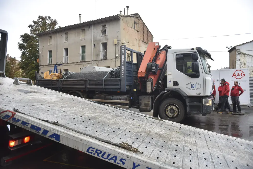 La empresa encargada del derribo de la casa de la plaza San Voto ha comenzado ha retirar materiales antes de la demolición.