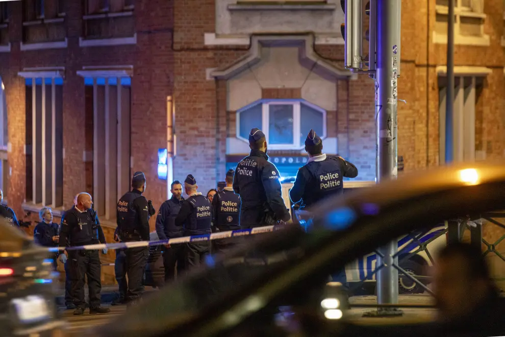 Policía en el centro de Bruselas después de que un hombre haya matado a dos personas