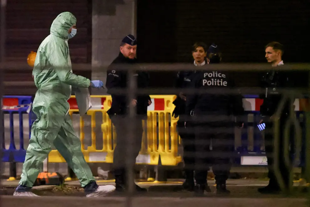 Policía en el centro de Bruselas después de que un hombre haya matado a dos personas