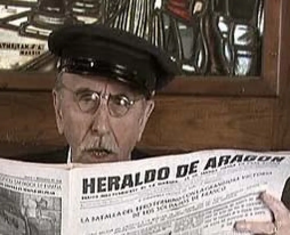 El actor Jesús Guzmán, leyendo el HERALDO en la recepción del periódico en 2008, en el corto LZ 127
