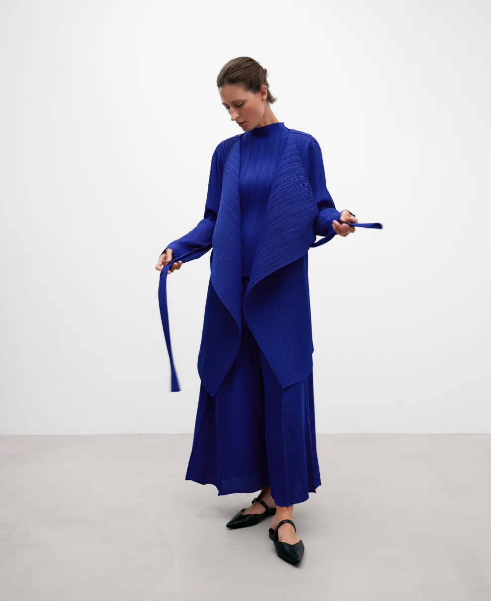El azulón es una de las tendencias de la próxima temporada que ya se puede encontrar en las tiendas: modelo de Adolfo Domíguez