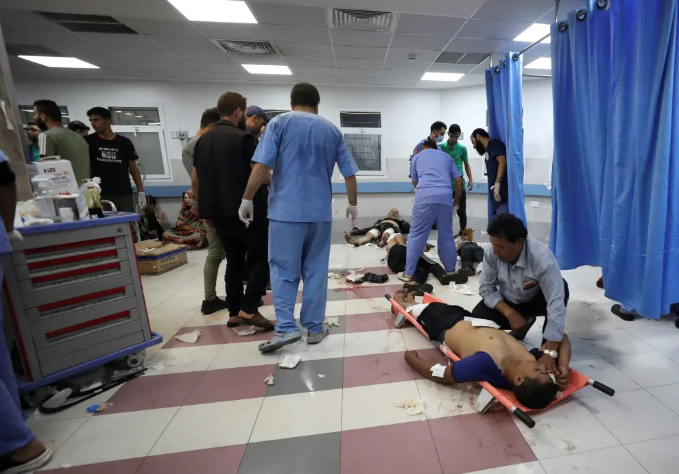Los heridos reciben asistencia tras el ataque aéreo israelí en el hospital Al-Ahli de Gaza