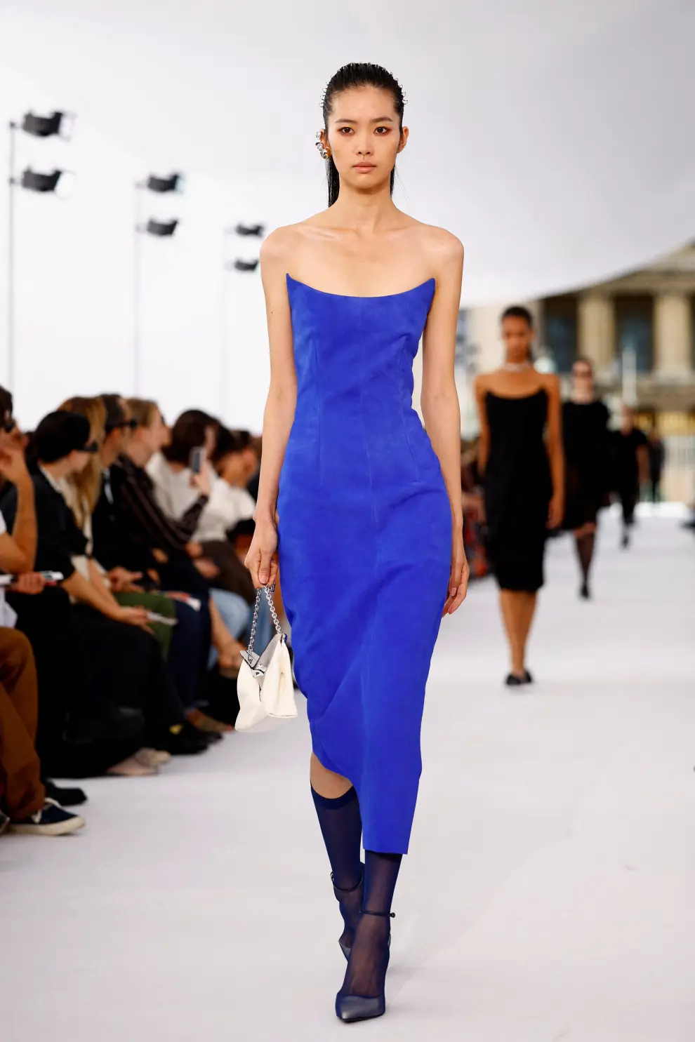 Modelo en azulón de Givenchy.