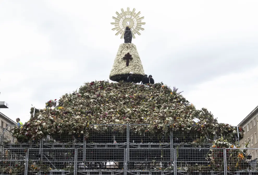 Retirada del manto de flores de la Virgen del Pilar 2023