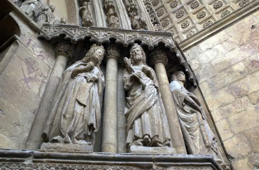 Detalle del pórtico de la catedral de Burgo de Osma, en Soria