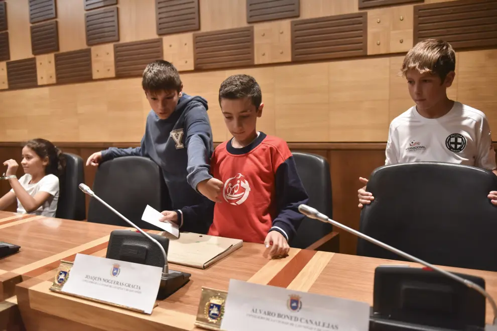 El acto se ha celebrado en el salón de plenos del Ayuntamiento de Huesca.