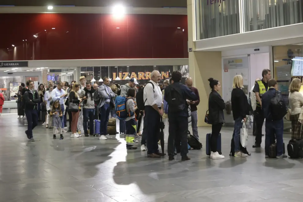 Pasajeros afectados por el corte de la línea de alta velocidad Madrid-Barcelona esperan en la estación de Delicias de Zaragoza